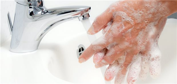 Medizinisches Personal: Hautprobleme werden zum Hauptproblem Hautschonender als Händewaschen ist die Desinfektion mit alkoholischen Gelen.