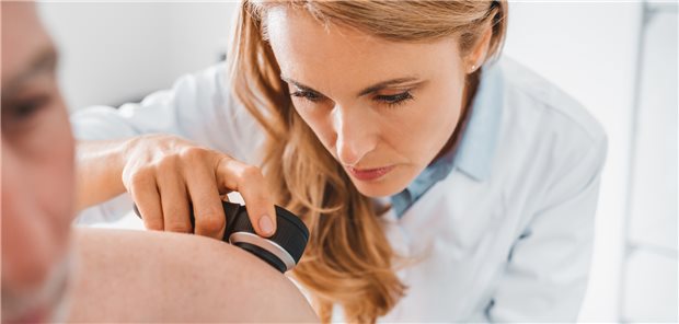 Hautveränderungen werden mit dem Dermatoskop untersucht. Das Hautkrebsscreening kann alle zwei Jahre in Anspruch genommen werden.