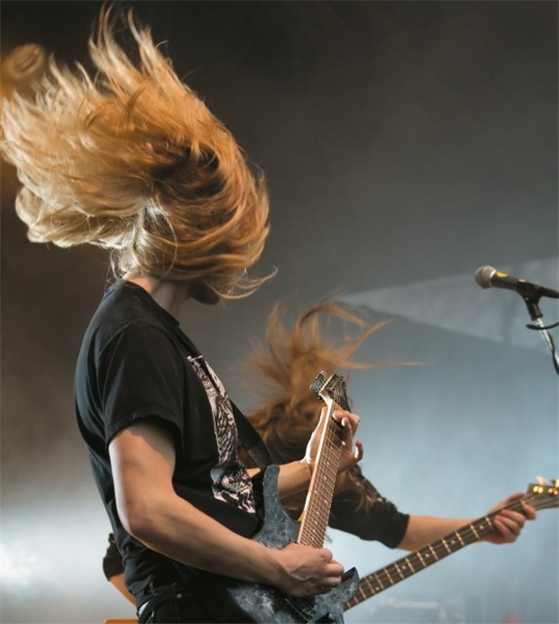 Headbanging: Haare fliegen, Gefäße können reißen Headbanging: Haare fliegen, Gefäße können reißen. © Andreas Gradin / fotolia.com