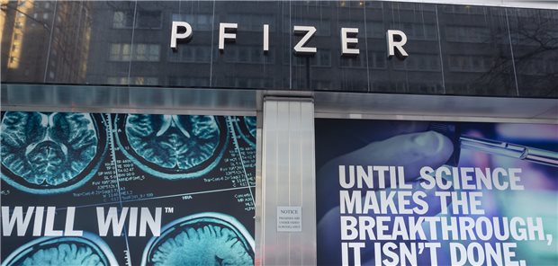 Headquarter-Fassade in New York. Für Pfizer haben sich die schnellen Entwicklungsprojekte gegen SARS-CoV-2 bezahlt gemacht.