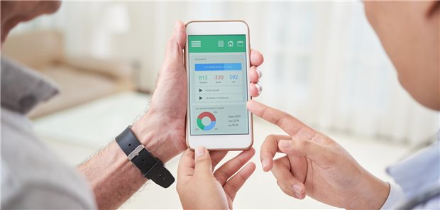 Arzt zeigt Patienten eine App auf dem Handy.