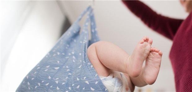 Erste Bescheide für niederlassungswillige Hebammen in Hessen überreicht Hebamme beim Wiegen eines neugeborenen Babys – Hessen fördert seit kurzem freiberufliche Hebammen bei der Niederlassung.