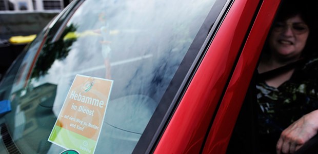 Regierung will Datenvakuum beenden Hebamme im Dienst: Die Kassen sollen bald mehr Licht ins Dunkel bringen bei den außerklinischen Geburten.