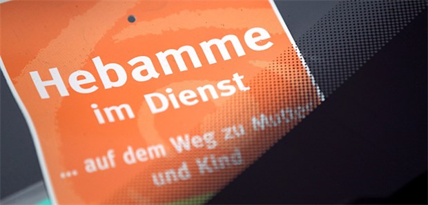 Gröhe stellt Bericht zu Hebammen vor Hebamme im Dienst: Gröhe will seinen Lösungsvorschlag schnell umsetzen.