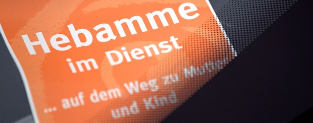 Berufshaftpflicht - für die Regierung ist alles im Lot Hebamme im Dienst - und hoffentlich gut versichert.