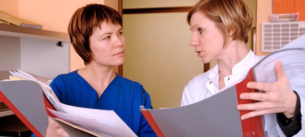 Verband warnt vor Ausbluten der Geburtshilfe Hebamme und Ärztin: Furcht vor Entvölkerung.