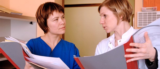 Kinderschutz: Ärzte und Hebammen mittendrin Hebamme und Ärztin: Ihnen kommt eine zentrale Rolle im neuen Kinderschutzgesetz zu.
