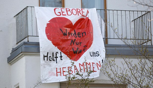 Eine teure Verschnaufpause Hebammen-Protest in Dortmund: Die freiberuflichen Geburtshelferinnen fürchten der exorbitant hohen Haftpflicht-Prämien wegen um ihren Berufsstand.