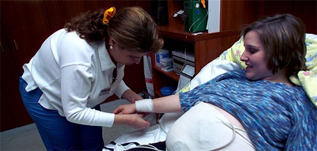 Hebammen können im Norden demnächst einen höheren Satz bei Selbstzahlerinnen abrechnen.