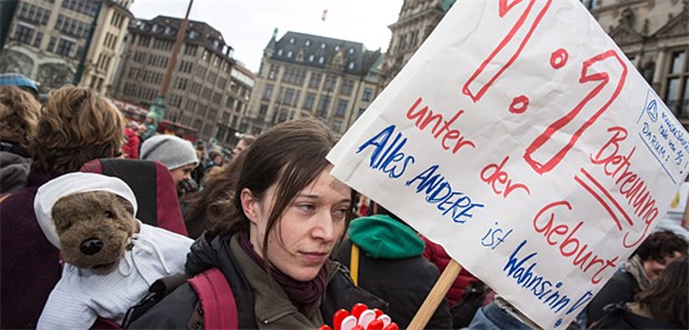 Weniger Geld für Hebammen ab Juli? Hebammenprotest gegen hohe Versicherungsprämien Anfang des Jahres.