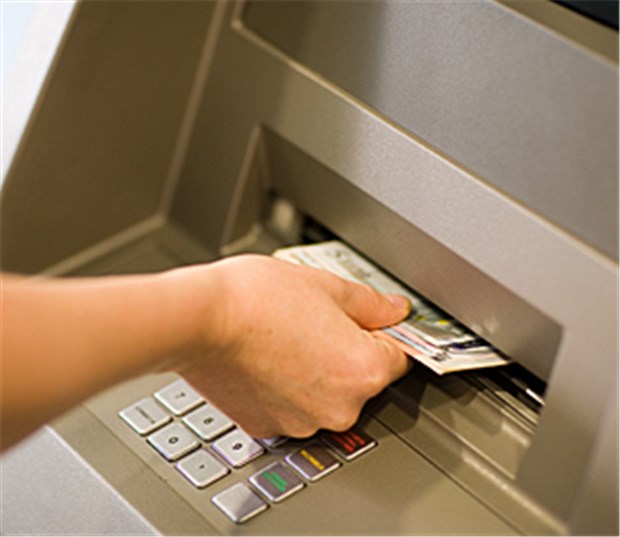 Geldabheben bei Fremdbanken wird billiger Hebt ein Fremdkunde einer Bank Geld ab, werden ihm die Kosten dafür direkt in Rechnung gestellt, statt - wie bisher - zwischen den Banken verrechnet.