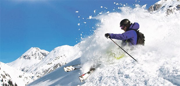 Policen für Ärzte auf der Piste Heikler Winterspaß - jeder fünfte versicherte Sportunfall passiert beim Ski- oder Snowboardfahren.