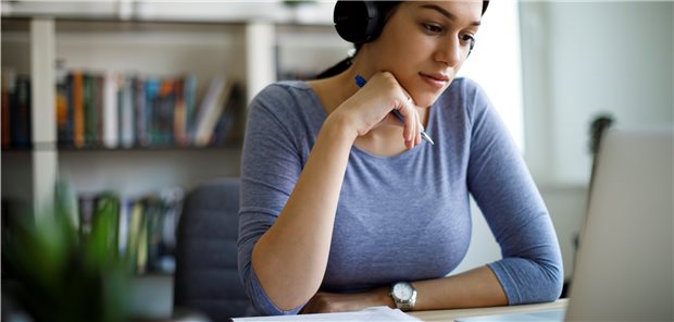 Heilmittel wie Stimm-, Sprech- und Sprachtherapie oder bestimmte Arten der Physiotherapie und Ernährungstherapie sollen künftig auch per Video erfolgen können. (Symbolbild mit Fotomodell)