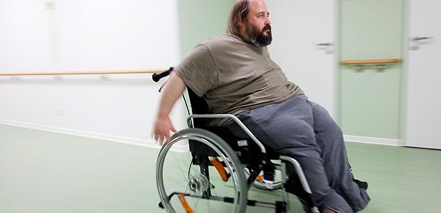 Pflegeheim nimmt Dicke ins Visier Heimbewohner Kurt Drewko fährt mit seinem übergroßen Rollstuhl auf dem Flur des Pflegeheimes.
