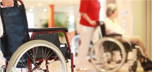 Patientenschützer fürchten Kosten-Tsunami in der Pflege Heimbewohner in Deutschland müssen immer mehr Geld für Pflege aus der eigenen Tasche berappen.