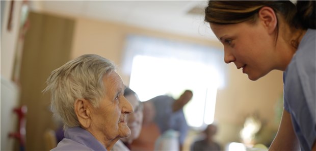 Heimbewohnerin und eine Pflegekraft: Gutes Geld für gute Arbeit?