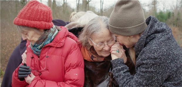 Wie ein kleines Heim die Pflege bei Demenz revolutioniert Heimbewohnerinnen (v.l.n.r.) Birthe und Grethe erfreuen sich mit Pflegerin Lotte an Berührungen im Wald.