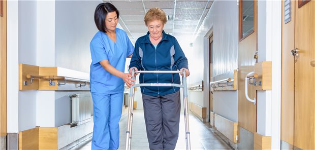 Helfen Pflegefachkräfte Patienten zukünftig auch als Patientenlotsen in der Regelversorgung voran zu kommen? Experten haben das bei der Branchenkonferenz in Rostock vorgeschlagen (Symbolbild mit Fotomodellen).

