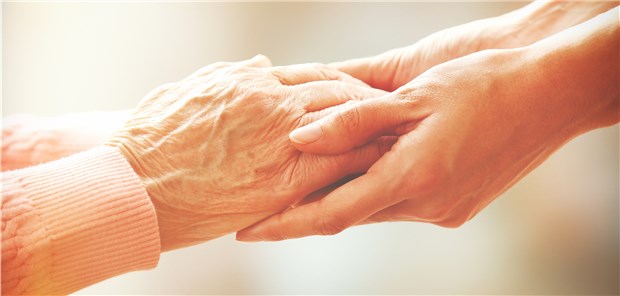 Der typische pflegende Angehörige ist weiblich, alt und arm Helfende Hände: Wer Angehörige pflegt, verdient statistisch gesehen eher weniger.