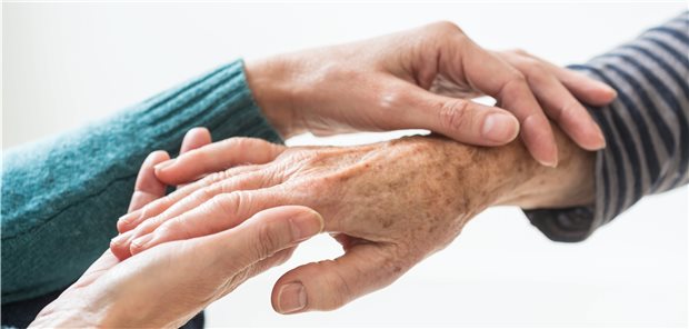 Helfende Hand: ehrenamtliche Trainer der Rheuma-Liga unterstützen Patienten mit rheumatischen Erkrankungen beim Krankheitsmanagement.