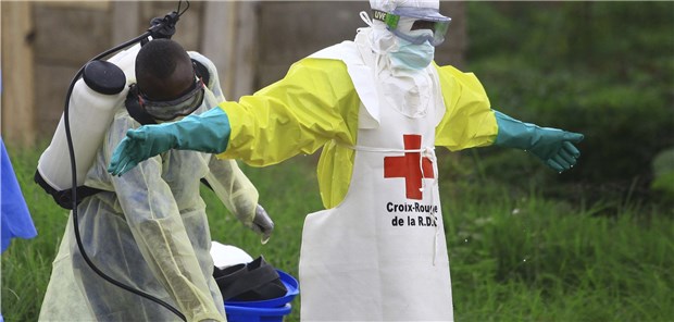 Helfer des Internationalen Roten Kreuzes beim Einsatz im Kampf gegen Ebola im Ost-Kongo. In der Region sind viele Milizen aktiv.