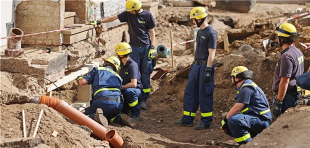 Baden-Württemberg sucht Nachwuchs für Bevölkerungsschutz Helfer des THW arbeiten an der Absicherung des Eingangs zu einem Gebäude, das durch das Hochwasser beschädigt wurde. Viele Hilfsorganisationen plagen Nachwuchssorgen.
