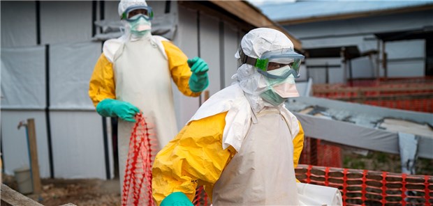 WHO erklärt Ebola-Epidemie als internationale Notlage Helfer in Schutzanzügen kommen zu ihrer Schicht in ein Behandlungszentrum mit Ebola-Erkrankten.
