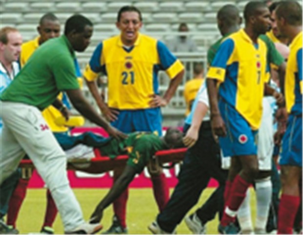 Plötzlicher Herztod beim Sport - wer ist gefährdet und wie sind Risiken zu vermeiden? Helfer tragen Marc-Vivien Foé vom Platz. Der Mittelfeldspieler war 2003 in Lyon bei einem Fußballspiel plötzlich kollabiert und starb wenig später. © dpa