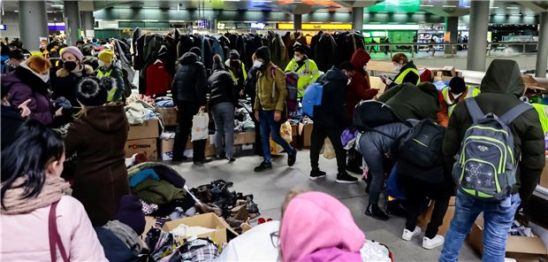 Helfer versorgen ukrainische Flüchtlinge am Berliner Hauptbahnhof mit Kleidung. Auch medizinische Hilfe soll schnell folgen.