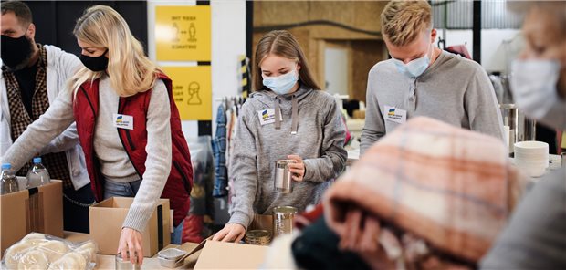 Helfer warten auf Flüchtlinge aus der Ukraine: Nach der Erstversorgung sollten die Menschen auch geimpft werden.