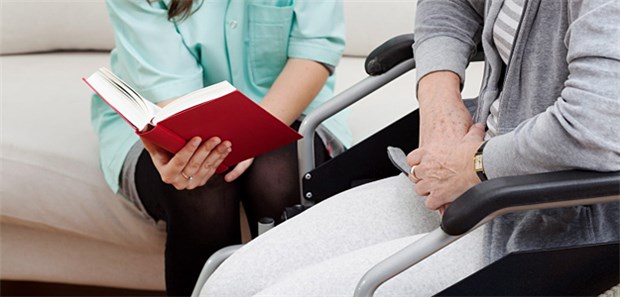 Helferinnen unterstützen Demenzkranke im Alltag Helferin mit Patientin: Auf Wunsch wird auch vorgelesen.