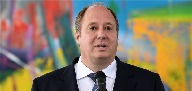Corona-Pflichttest oder doch weiter in Quarantäne? Helge Braun (CDU), Bundesminister für besondere Aufgaben und Chef des Bundeskanzleramts, informierte am Montag zu der aktuellen Lage bei der Bekämpfung des Coronavirus.
