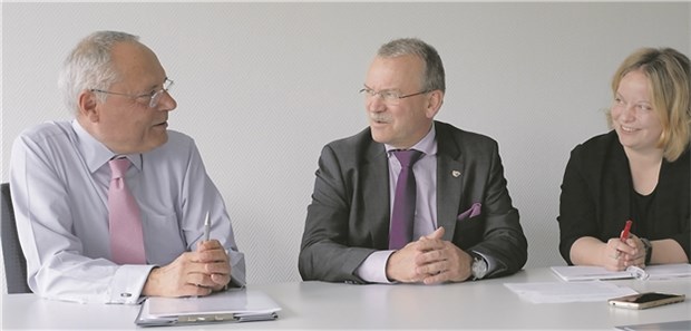 Kammerchef warnt vor Landarztquote Helmut Laschet (links) und Anne Zegelman von der „Ärzte Zeitung“ im Gespräch mit Dr. Günter Matheis (Mitte).
