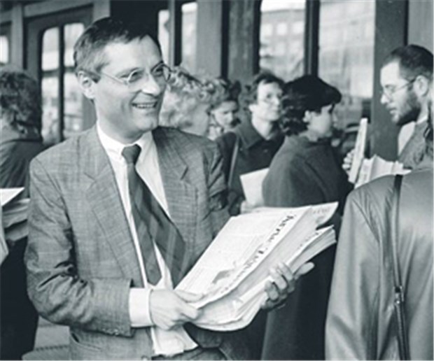 Hunger nach Information: Die "Ärzte Zeitung" kommt in die DDR Helmut Laschet, stellvertretender Chefredakteur der "Ärzte Zeitung", verteilt vor dem Gewandhaus in Leipzig die erste Nummer der DDR-Ausgabe.