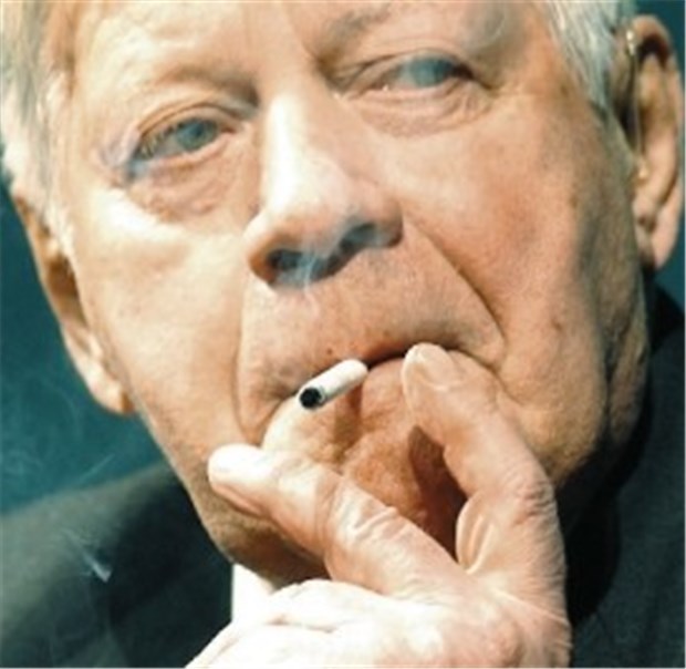Raucher zwischen Trotz und dem Willen zur Abstinenz Helmut Schmidt raucht weiter.