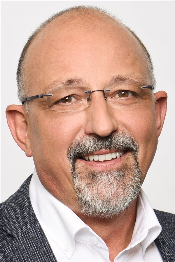 Rückenschmerz? Wir müssen Prävention viel breiter denken! Helmut Schröder ist diplomierter Soziologe und Geschäftsführer des Wissenschaftlichen Instituts der AOK (WIdO).