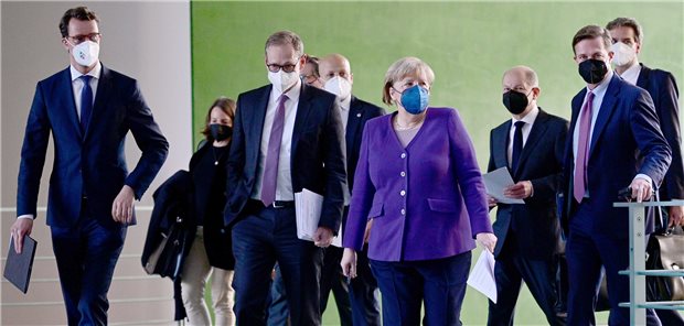 Bund-Länder-Gipfel ebnet regionalen Corona-Lockdowns den Weg Hendrick Wüst, Ministerpräsident von Nordrhein-Westfalen (vorne von rechts), Michael Müller (SPD), Regierender Bürgermeister von Berlin, die geschäftsführende Bundeskanzlerin Angela Merkel (CDU) und Olaf Scholz (SPD), SPD-Kanzlerkandidat und Bundesminister der Finanzen, auf dem Weg zur Pressekonferenz, auf der sie die beschlossenen Maßnahmen vorstellten.