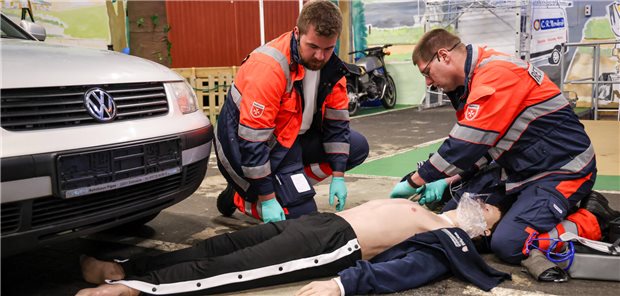 Hendrik Felsmann (r) und David Klett, Notfallsanitäter in Ausbildung, versorgen bei einer Übung in der RettArena des Malteser Hilfsdienstes in Nellinghof eine Puppe, die einen bei einem Verkehrsunfall verletzten Menschen darstellt.