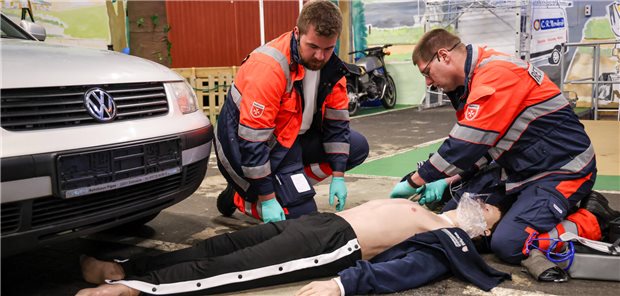 Notfallsanitäter – ein stark gefragter Engpassberuf Hendrik Felsmann (r) und David Klett, Notfallsanitäter in Ausbildung, versorgen bei einer Übung in der RettArena des Malteser Hilfsdienstes in Nellinghof eine Puppe, die einen bei einem Verkehrsunfall verletzten Menschen darstellt.