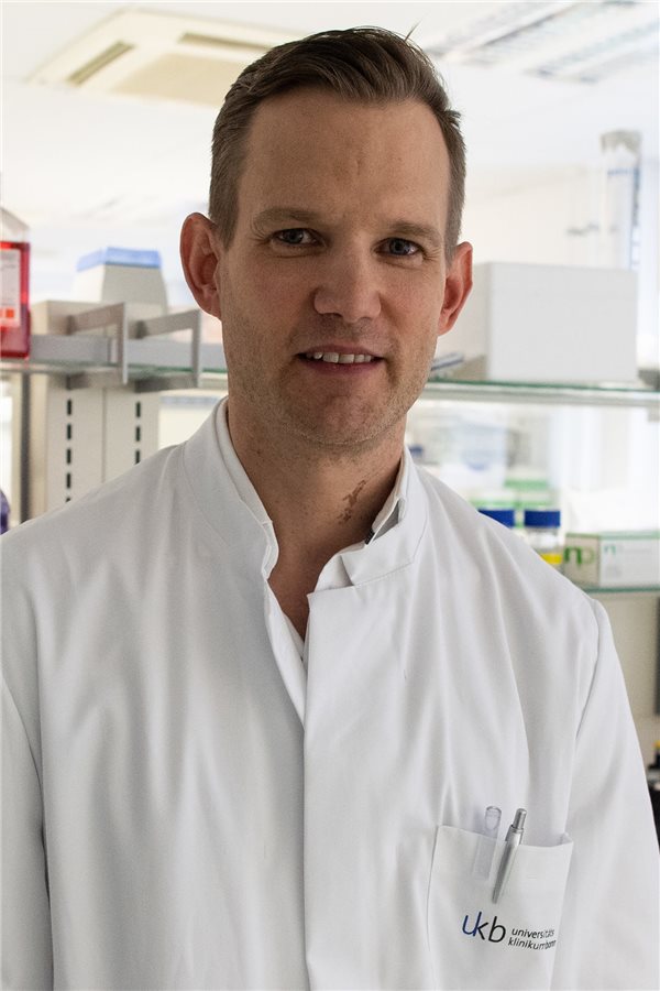 Höhere Infektionsgefahr beim Singen Hendrik Streeck, Direktor des Instituts für Virologie an der Uniklinik in Bonn.