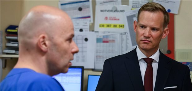 Neuer Drogenbeauftragter Streeck meldet 2.137 Drogentote für 2024 Hendrik Streeck (r), Bundesbeauftragte für Sucht- und Drogenfragen, steht bei einem Rundgang im Vivantes Klinikum am Urban in einem Schockraum und hört Mark Hackbarth, Chefarzt Zentrale Notaufnahme im Vivantes Klinikum, zu
