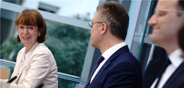 Ärzte bekommen 18 Euro für Corona-Impfzertifikate – aber nicht in jedem Fall Henriette Reker, Oberbürgermeisterin von Köln, Lothar Wieler (M), Präsident des Robert-Koch-Instituts (RKI), und Jens Spahn (CDU), Bundesminister für Gesundheit bei der Pressekonferenz zur Entwicklung in der Corona-Pandemie.