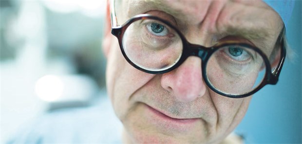 Reflektionen eines Neurochirurgen Henry Marsh im Op. Von seinen Erlebnissen als Neurochirurg erzählt er in seinem neuen Buch.