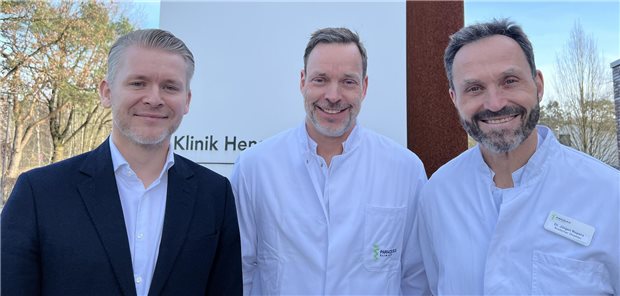 Henstedt-Ulzburgs Klinikgeschäftsführer Sebastian Margaschewski, der künftige Chefarzt Dr. Thorsten Schmidt und sein Vorgänger Dr. Jürgen Ropers