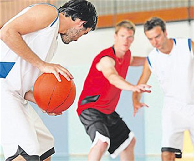 Basketball und Handball machen Männerknochen hart Her mit dem Ball! Basketballspielen etwa erhöht die Knochendichte mehr als zum Beispiel Joggen.