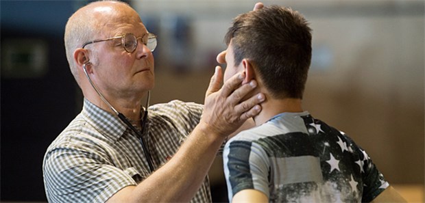 Herausforderung für Deutschland: Der Arzt Ingo Martin untersucht im Juli 2015 in Passau einen Flüchtling.