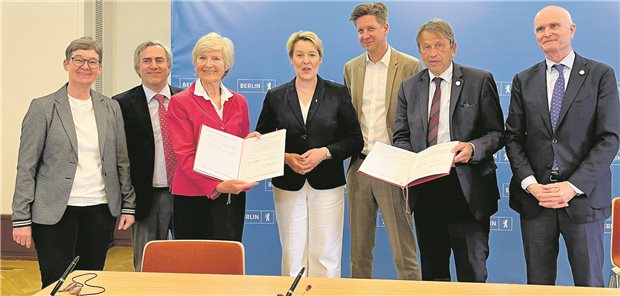 Präventionszentrum für Herz-Kreislauf-Erkrankungen entsteht an der Charité „Herausragendes Engagement für unsere Stadt“: Friede Springer (3. v.l.), Regierende Bürgermeisterin Franziska Giffey,Charité-Vorstandsvorsitzender Professor Heyo Kroemer (2. v.r.) bei der Vertragsunterzeichnung.