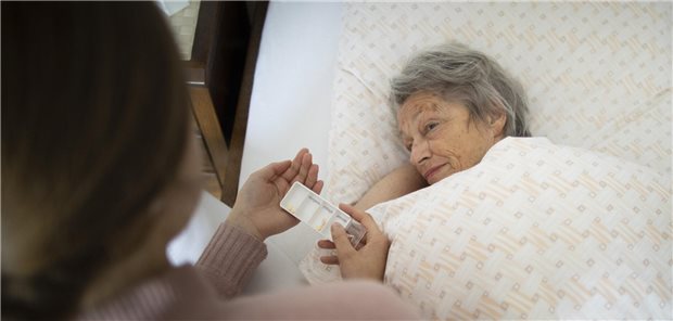 TK-Report: Wer privat pflegt, will früher in Rente gehen Herkulesaufgabe Angehörigenpflege: In Deutschland werden sieben von zehn Pflegebedürftigen zu Hause versorgt.