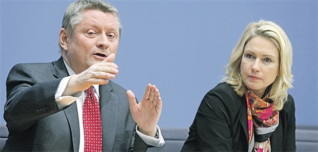 Reform der Pflegeberufe ist auf dem Weg Hermann Gröhe (CDU) und Manuela Schwesig (SPD) stellten am Mittwoch das Pflegeberufegesetz vor.