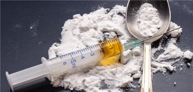 Therapie oder Abstinenz: Was die neue Leitlinie bei Opioidabhängigkeit empfiehlt Heroin in einer Spritze und als Pulver mit Löffel zum Heroin-Kochen.